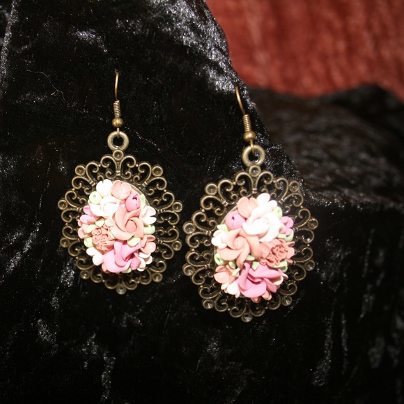 VINTAGE HANDMADE FLORAL EARRINGS - Picture 2 of 8